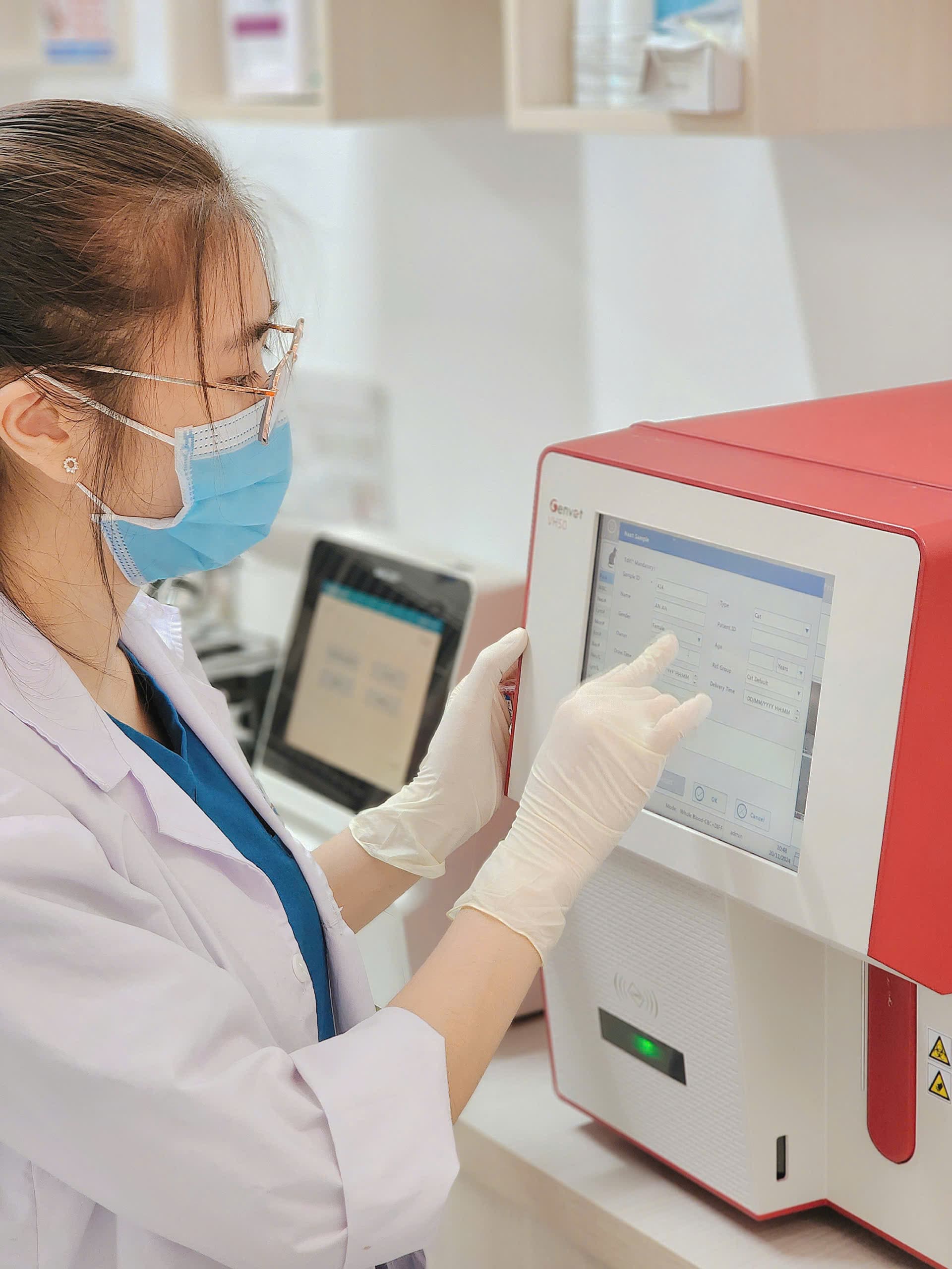 Kỹ thuật viên Pet One vận hành thiết bị phân tích mẫu
