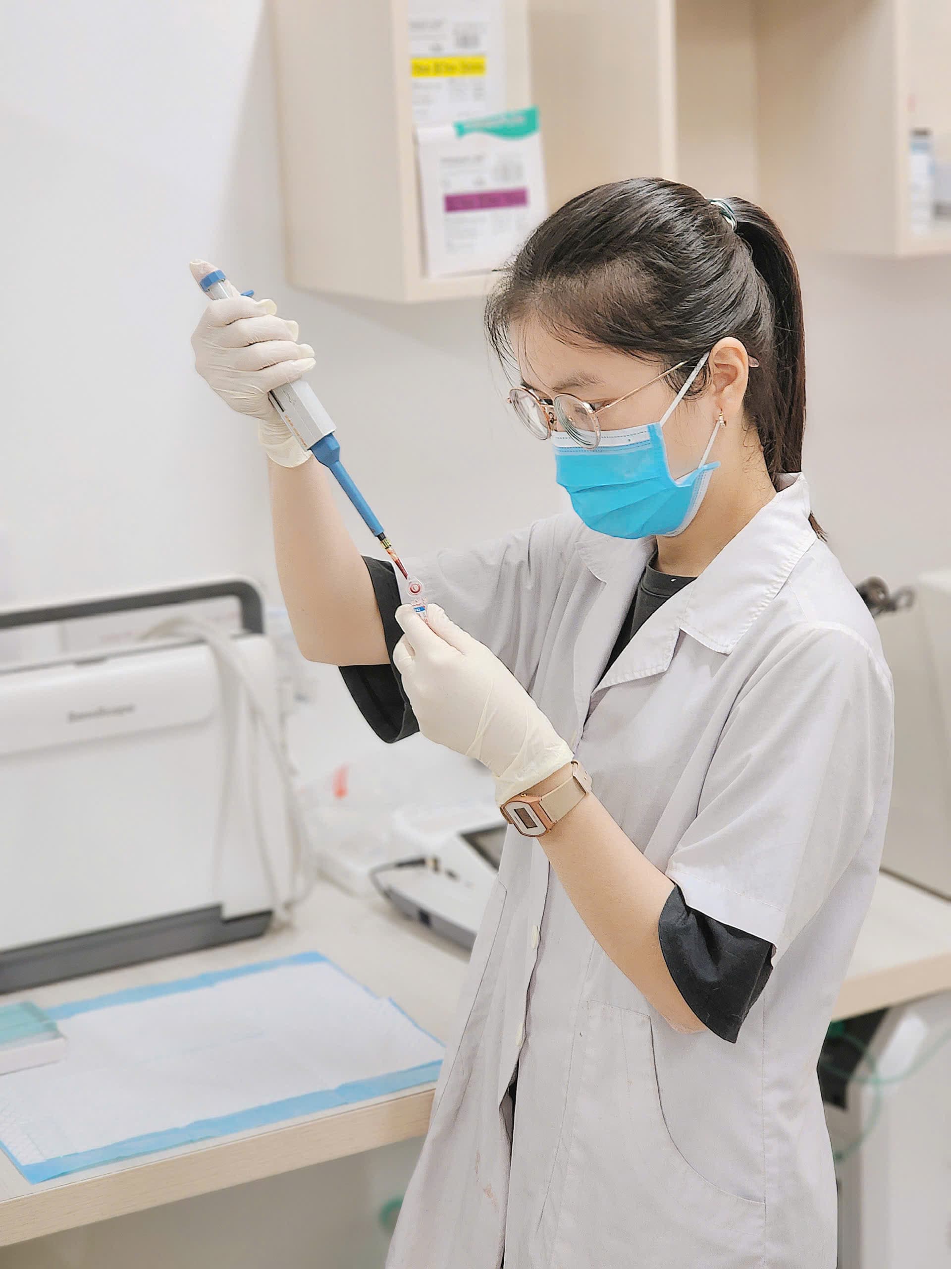 Kỹ thuật viên Pet One chuẩn bị mẫu bằng micropipette