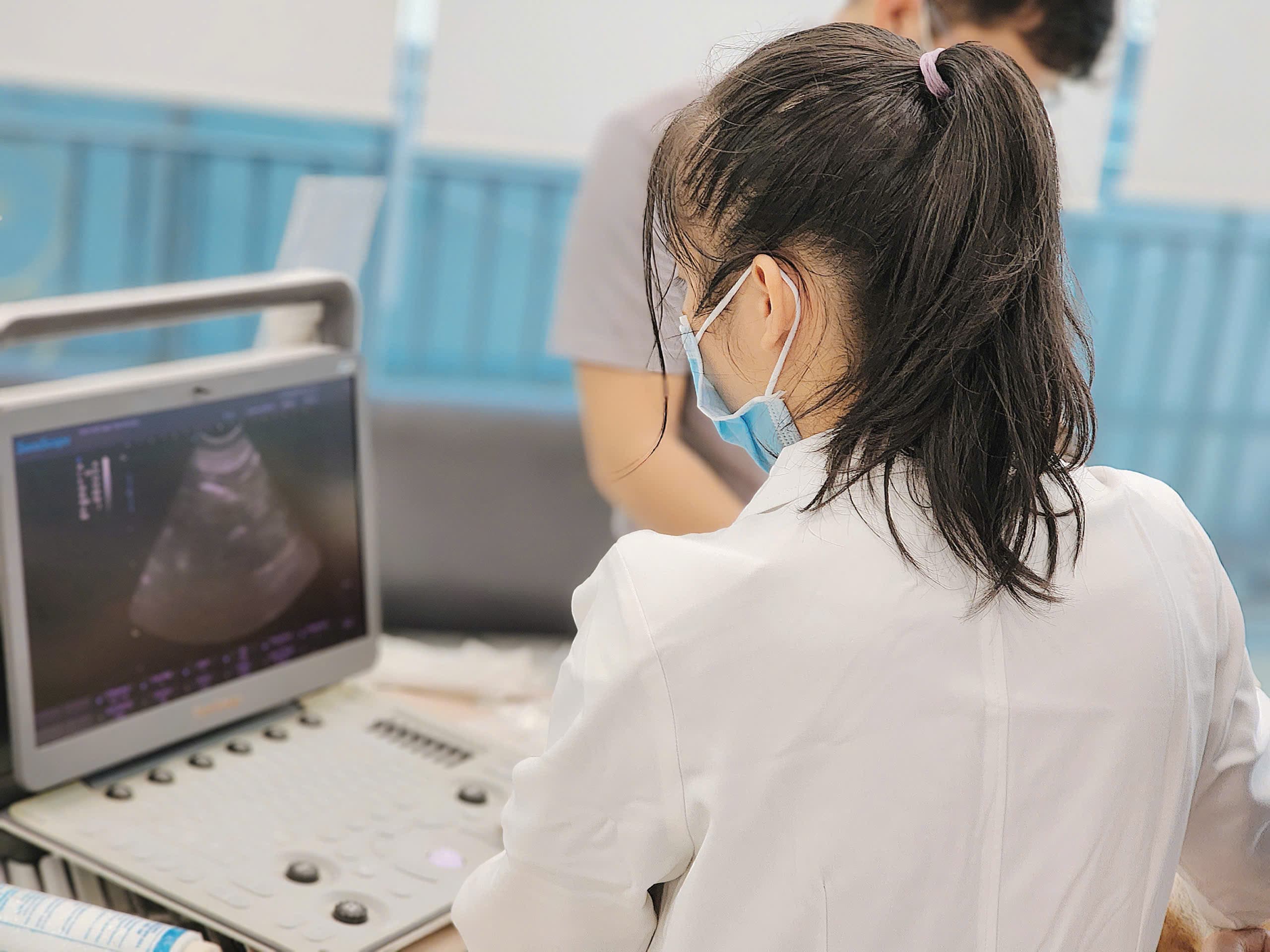 Màn hình siêu âm hỗ trợ bác sĩ quan sát tình trạng bên trong